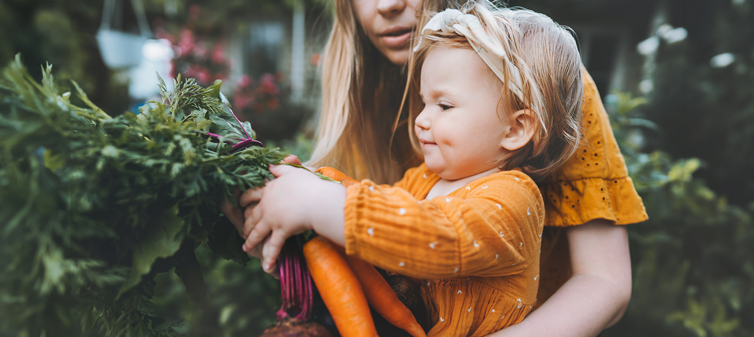 Food Trends – Mutter und Kind beim Einkaufen