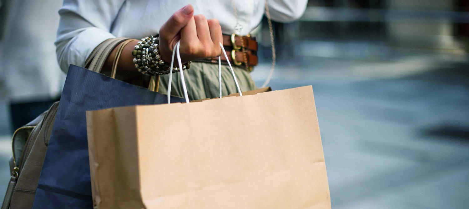 Person mit Tüte in der Hand